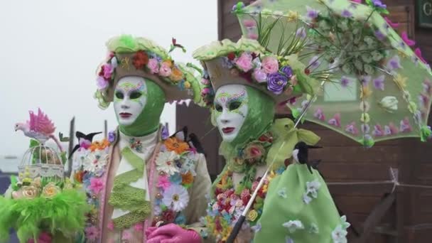 Venecia Italia Febrero 2023 Dos Personas Con Máscaras Hermosas Decoraciones — Vídeo de stock