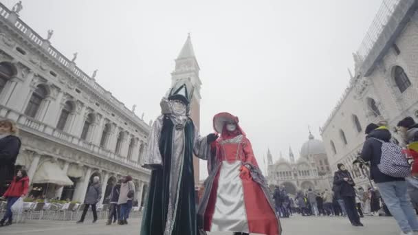 意大利威尼斯 2023年2月 冬季穿着狂欢节服装的人 — 图库视频影像