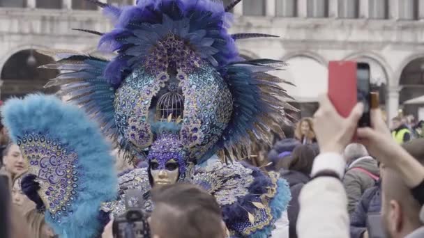 Venedig Italien Februar 2023 Mand Smukt Blåt Karnevalssæt Maske Blandt – Stock-video