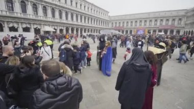 Venedik, İtalya - Şubat 2023 - San Marco Meydanı 'nda Ölüm Etrafında Tırpanlı Kalabalık