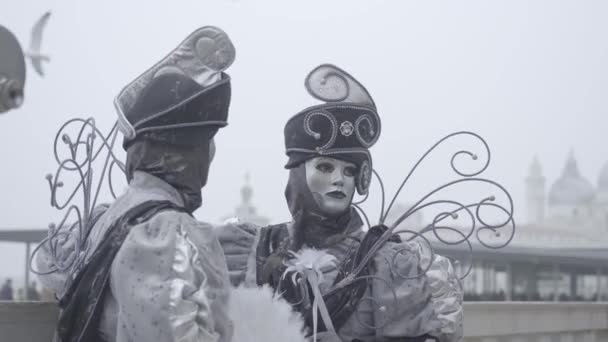 意大利威尼斯 2023年2月 两名戴着面具和银装的妇女参加狂欢节 — 图库视频影像