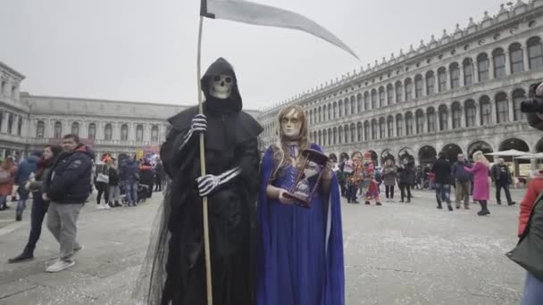 意大利威尼斯 2023年2月 狂欢节期间 广场上握着镰刀的人死亡 — 图库视频影像