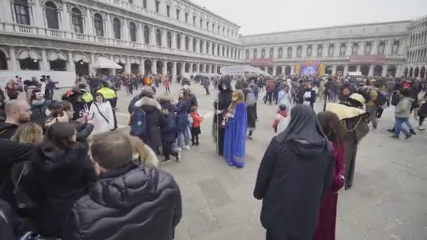 Venecia Italia Febrero 2023 Multitud Alrededor Muerte Con Guadaña Piazza — Vídeo de stock