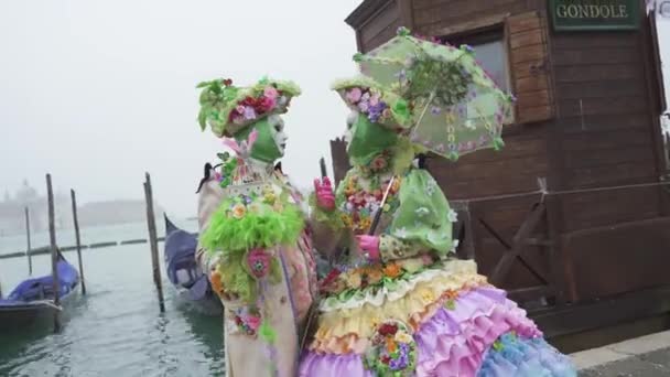 Venise Italie Février 2023 Deux Amoureux Belles Robes Masques Colorés — Video