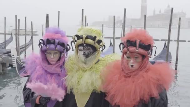 Venetië Italië Februari 2023 Drie Mensen Met Carnavalsmaskers Lagune Voor — Stockvideo