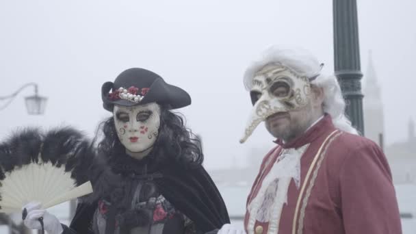 Venedig Italien Februar 2023 Mand Kvinde Med Karnevalsmasker Tøj – Stock-video