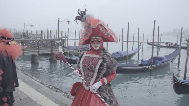 Venedig Italien Februari 2023 Kvinna Med Elegant Klänning Framför Båtar — Stockvideo