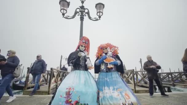 Venecia Italia Febrero 2023 Disfraces Divertidos Junto Agua Con Góndolas — Vídeo de stock