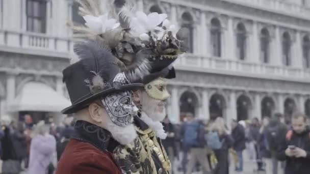 Venezia Italia Febbraio 2023 Due Uomini Eleganti Con Maschere Tra — Video Stock