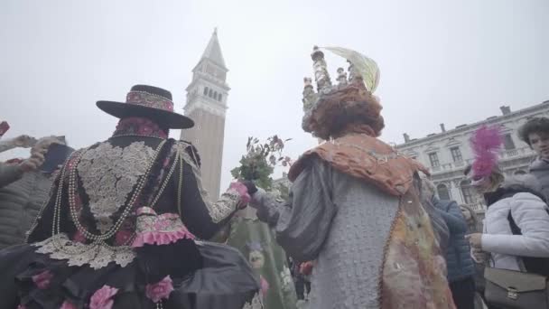 Venezia Italia Febbraio 2023 Persone Con Costumi Carnevale Passeggiano Sotto — Video Stock