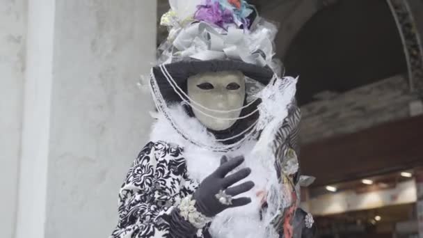 Wenecja Włochy Luty 2023 Osoba Piękną Maską Kostiumami Pod Weneckim — Wideo stockowe