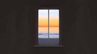 Ev penceresinin arkasında güzel kırmızı gün batımı