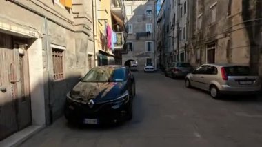 Chioggia, İtalya - Şubat 2023 - Park halindeki arabalarla Venedik sokaklarında hızlı hareket