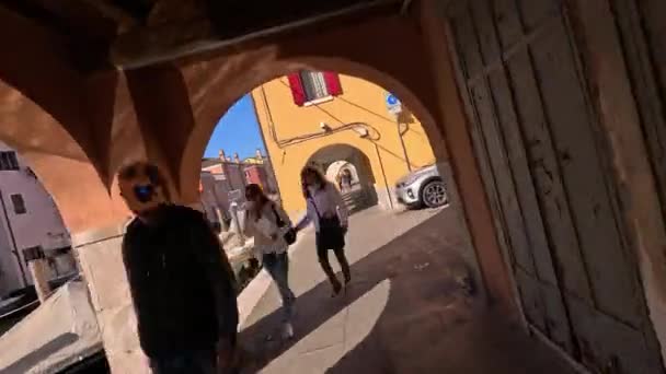 Chioggia Italia Febrero 2023 Hiperlapso Bajo Arcadas Venecianas Gente Que — Vídeos de Stock