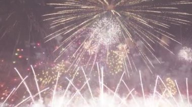 Havai fişek patlaması ile siyahtan beyaza geçiş