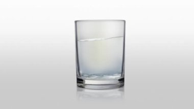 Doğal su şeffaf bir bardakta sallanır.