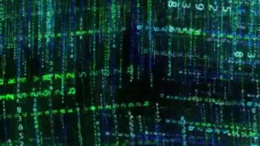 Bilgisayar ekranında hareket eden numaralar ve kodlar programlanıyor