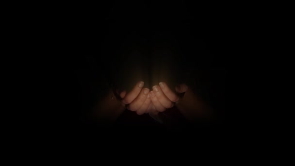 Промінь Світла Являється Долонях Рук Темному Тлі — стокове відео
