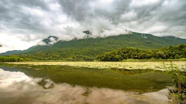 Озеро Відображає Зелену Гору Вкриту Рухомими Хмарами — стокове відео