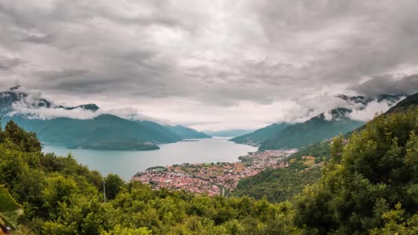 Jezioro Como Między Zielonymi Górami Ruchomym Niebem — Wideo stockowe