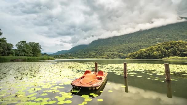 美丽的高山湖景 小船在水面上漂流 — 图库视频影像