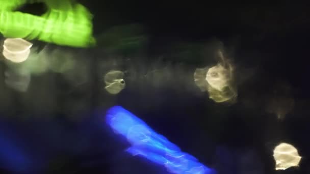 Regen Dekt Een Nachtglas Met Wazige Neon Lichten Achtergrond — Stockvideo