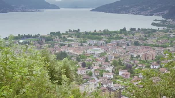 Stad Como Sjön Skjuten Från Ovan Bergen Med Gröna Träd — Stockvideo