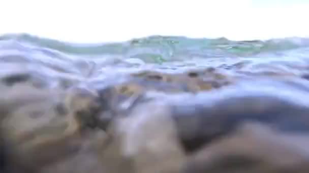 Vídeo Atirando Sob Água Com Fundo Cheio Pedras Lago Garda — Vídeo de Stock