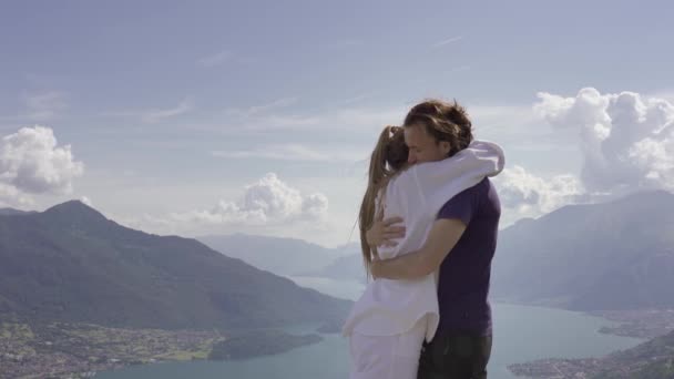Zwei Verliebte Umarmen Sich Zärtlich Vor Den Majestätischen Bergen Während — Stockvideo