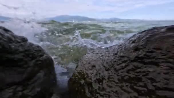 파도가 바위에 충돌하고 가르다 호수에서 슬로우 모션에서 스플래시를 만듭니다 — 비디오
