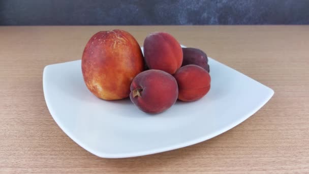 プレートに美味しい桃が腐る7日間のタイムラプス — ストック動画