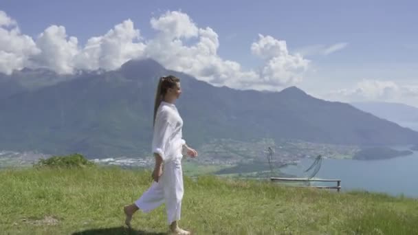 Mujer Joven Vestido Verano Blanco Caminando Sin Zapatos Entre Hermosa — Vídeo de stock
