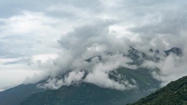 Görkemli yeşil dağ zirveleri arasında dans eden bulutlar şiirsel ve anımsatıcı bir tablo oluşturuyor. Yağmurdan sonra, atmosfer değişime uğradı, bir hareket ve dönüşüm gösterisi sundu..