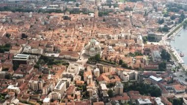 Çerçevenin ortasında, muhteşem Duomo di Como Katedrali görkemli bir şekilde yükselir ve şehir siluetine hakim olur. Zaman akıp giderken, şehrin çılgınca hareketlerine hayret edebilirsiniz.. 