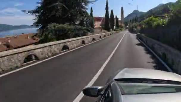 2023年8月 ガルダ湖岸の道路上の車の上からタイムラプス — ストック動画