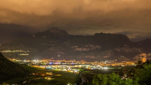 Φωτισμένη Πόλη Νύχτα Κάτω Από Ένα Βραχώδες Ψηλό Βουνό — Αρχείο Βίντεο