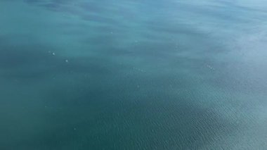 Gölün üzerinden geçen zaman dilimi ve suda hareket eden küçük tekneler.