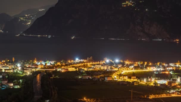 Stadt Der Nacht Beleuchtet Von Warmen Lichtern Zeitraffer See — Stockvideo