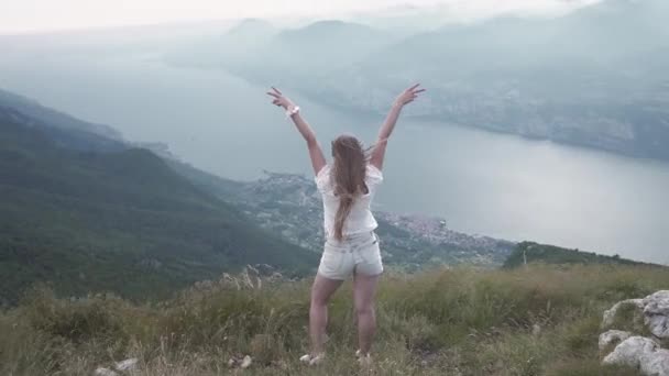 Mulher Braços Abertos Sobre Lago Garda — Vídeo de Stock