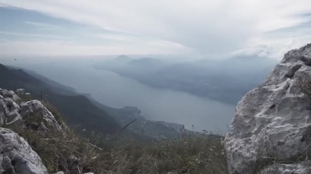 Uitzicht Vanaf Bergen Van Het Gardameer Bij Bewolkt Weer — Stockvideo