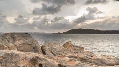 Bulutlu bir günde Maddalena Adası 'nda. Kayalardan deniz manzarası.