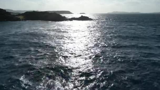 Полет Над Морем Освещаемый Утренним Солнцем Индии — стоковое видео