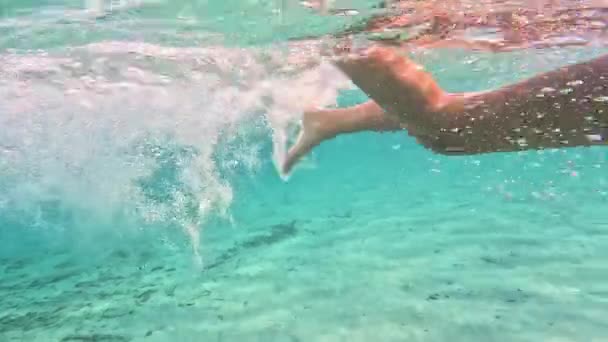 Kleine Mädchenbeine Schwimmen Zeitlupe Transparenten Wasser Des Sardischen Meeres — Stockvideo