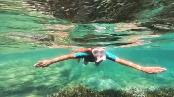 Snorkeler Simmar Det Klara Vattnet Det Italienska Havet — Stockvideo