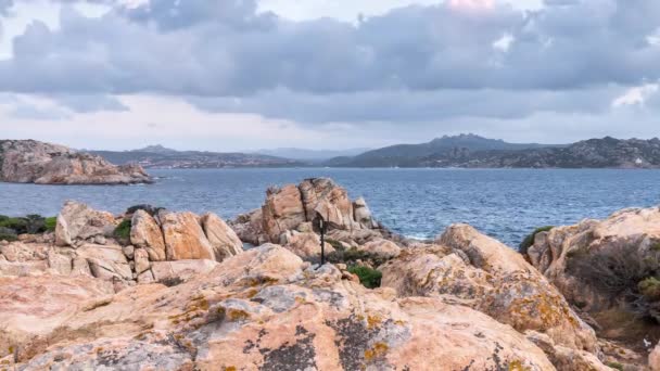 Skalnatý Terén Obklopuje Létě Sardinské Moře — Stock video