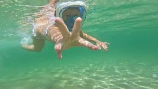 Klein Meisje Speelt Het Water Zwemmen Met Een Snorkelen Masker — Stockvideo