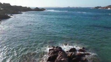 Yazın Sardunya adasının güzel, taze ve temiz denizi.