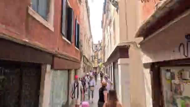 Août 2023 Les Gens Marchent Entre Des Maisons Étroites Venise — Video