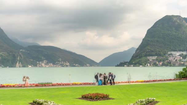 2023 Augusztus Lugano Svájc Emberek Időben Sétálnak Elülső Kerti Tavon — Stock videók