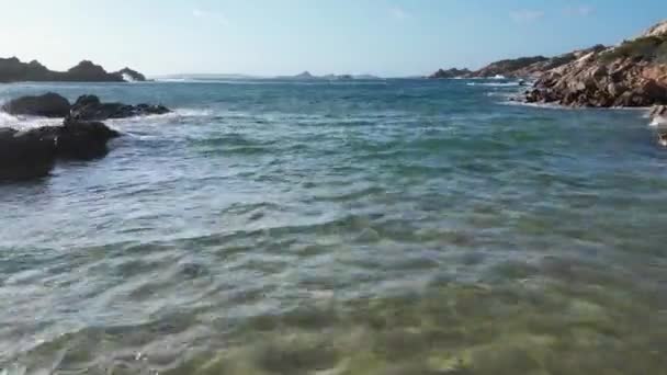 Vuelo Sobre Mar Limpio Verde Con Una Costa Rocosa Situado — Vídeos de Stock